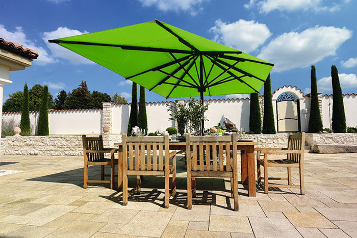 CARAVITA Sonnenschirm Big Ben Freestyle auf Terrasse über Tisch mit Stühlen